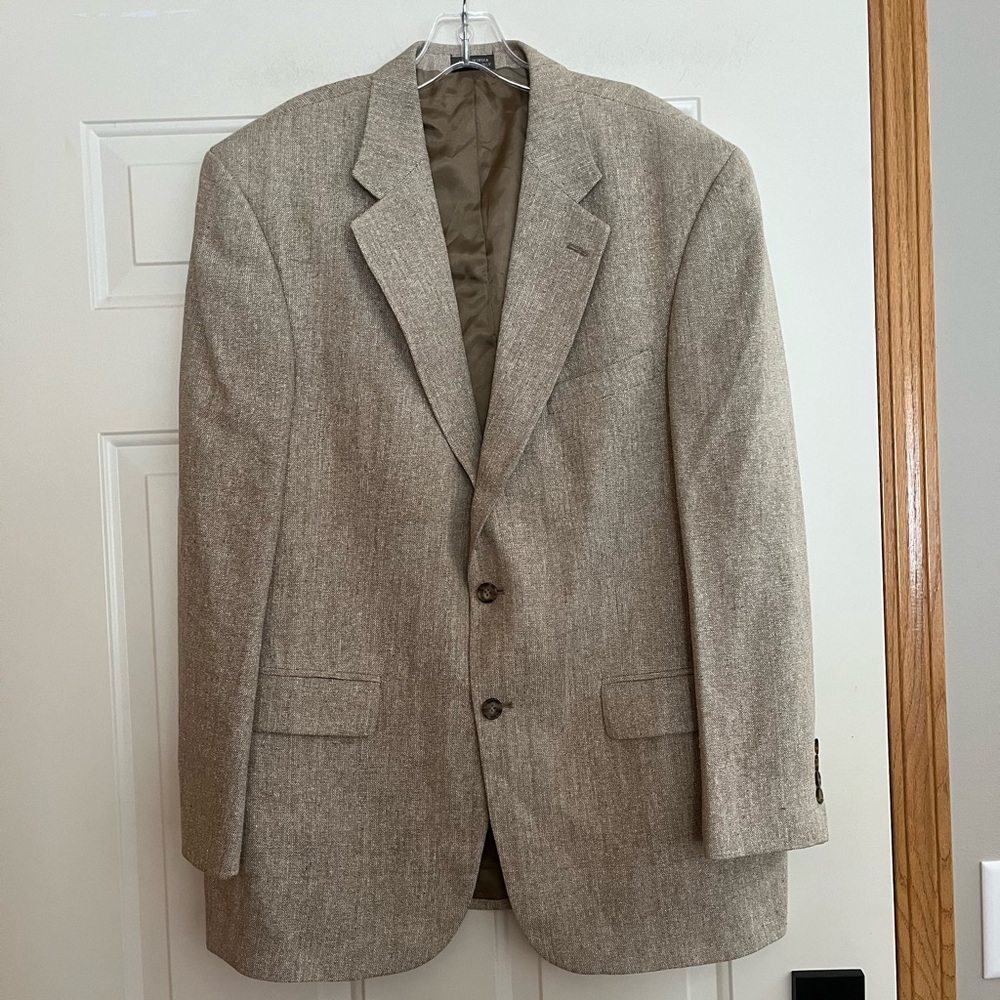 Men’s Oscar De La Renta 100% silk tan tweed 2 button sport coat blazer. Size 42R